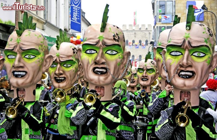 Banda mascherata al Carnevale di Colonia, in Germania. Forsa la cosa vi stupirà, ma i compassati tedeschi amano alla follia il carnevale, al punto da chiamarla la "5a stagione". E a Colonia, quindi, lo spirito del carnevale, in pratica, si svolge fin da prima del Natale a novembre, per poi accendersi in modo esplosivo dopo l'epifania e poi culminare con le celebrazioni che precedono il mercoledì delle ceneri - © Pecold / Shutterstock.com