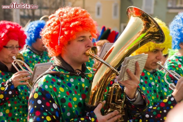 Banda di musicisti al Carnevale di Villach in Austria - © Ralf Siemieniec / Shutterstock.com