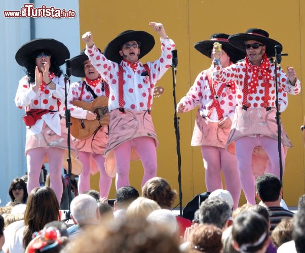 Cantori mascherati sul palco Carnevale di Cadice, in Andalusia (Spagna). E' sicuramente uno dei carnevali più importanti di spagna, ed è noto soprattutto per l'esibizione dei Chirigotas, che fanno satira in costume, cantando e suonando senza peli sulla lingua. - © Algefoto / Shutterstock.com