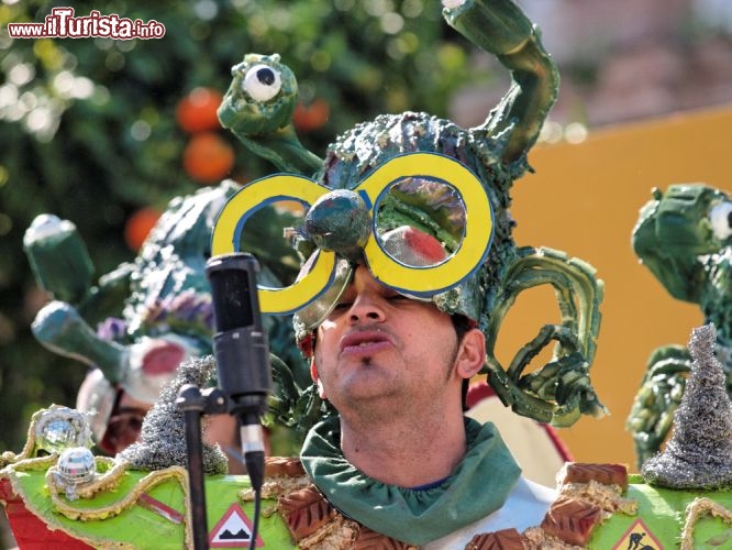 Carnevale di Cadice in Spagna. Oltre ai Chirigotas sono da segnalare i Romanceros, i quartetti ed i Cori, che sono i gruppi canori più numerosi che rendono particolarmente divertente questa importante manifestazione dell'Andalusia - © Algefoto / Shutterstock.com