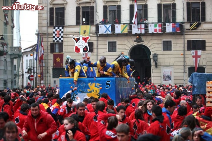 Carnevale di Ivrea: la famosa Battaglia delle arance (Aranceri Asso di Picche) - © Archivio della Fondazione dello Storico Carnevale di Ivrea.