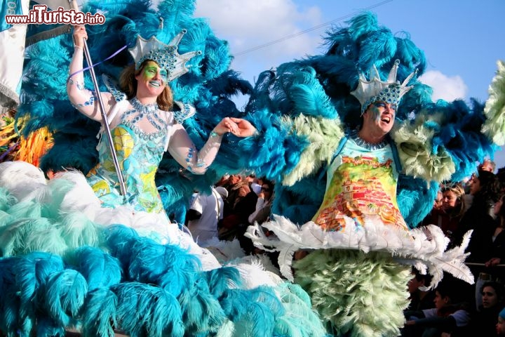 Il variopinto Carnevale di Sesimbra, sulla costa atlantica del Portogallo - © Lusoimages / Shutterstock.com