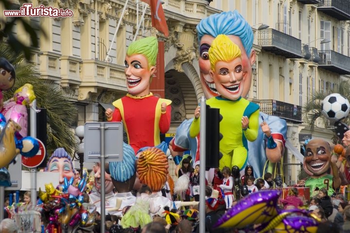 Carri in sfilata al Carnevale di Nizza. Ogni anno venne celebrato un tema particolare che caratterizza la sfilata per le strade della città francese, che si trova sulla parte più orientale della Costa Azzurra - © southmind / Shutterstock.com