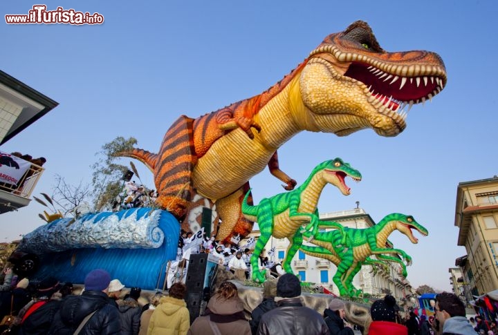 Uno spettacolare carro con Dinosauro al Carnevale di Viareggio. I carri allegorici di Viareggio sono i più grandi carri movimentati del mondo. E' dal 1873 che questo tipo di sfilata viene organizzata nella importante città della Versilia - © Onigiri studio / Shutterstock.com