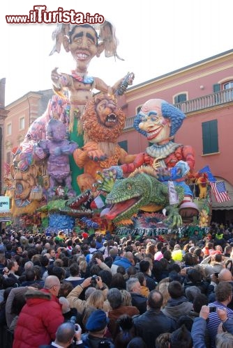 Carro gigantesco al Carnevale di Cento, provincia di Ferrara, in Emilia Romagna. Probabilmente ha una origine antica, dato che si sono testimonianze pittoriche che ritraggono la festa durante il Rinascimento. Il carnevale moderno è però diventato famoso all'inizio degli anni '90 e da allora si è affermato come una delle feste italiane ed europee più importanti, anche grazie all'iniziale gemellaggio con il famoso carnevale di Rio de Janeiro - ©  Cento Carnevale d'Europa, www.carnevalecento.com