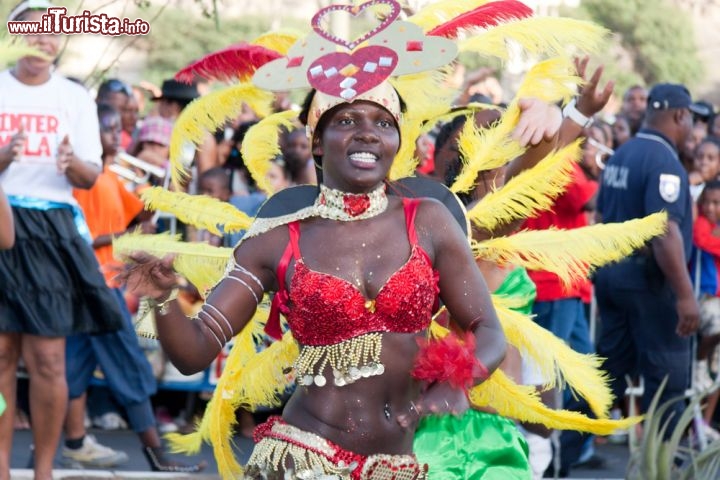 Donna a Capo Verde, al Carnevale di Praia. Praia si trova sull'isola di Santiago, la più grande delle cosiddette isole di Sottovento. E' la capitale nonchè la città più grande dell'arcipelago di Capoverde  - © Alexander Manykin / Shutterstock.com