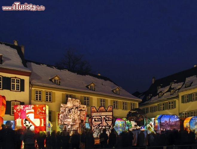 Basler Fasnacht: ovvero il carnevale di Basilea in Svizzera. Ogni anno sono poco meno di 20.000 i figuranti che scendo nelle strade della città del nord della Svizzera. In questa fotografia la serata della domanica, famosa per lo spettacolo delle lanterne (Ladärne yynepfyffe) - © Moritz Frei / Shutterstock.com