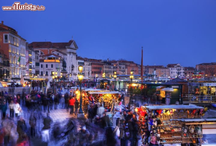 I turisti si affollano al Sestiere Castello, durante il Carnevale di Venezia - © Radu Razvan / Shutterstock.com