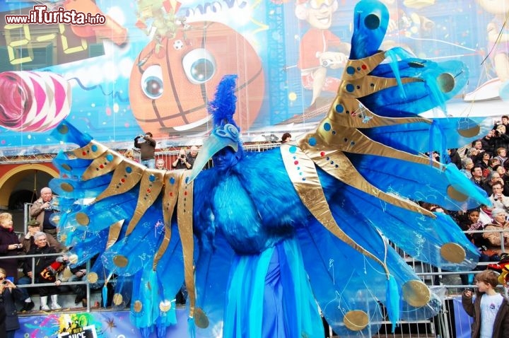 Il coloratissimo Carnevale di Nizza in Costa Azzurra. E' il carnevale più famoso di tutta la Francia, e sembra abbia oltre 7 secoli di storia, dato che la prima edizione è citata nelle cronache del 1294. Per due settimane il centro si colora di fiori e maschere - © MagSpace / Shutterstock.com