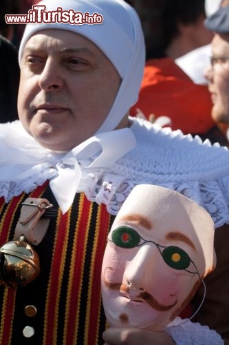 La Maschera Gilles è il simbolo del Carnevale di Binche in Belgio. Questa manifestazione è stata inserita nei Patrimoni dell'umanità dell'UNESCO. Queste maschere, tutte uguali, in un numero di circa un migliaio, dalla domenica prima delle ceneri al giorno del martedì grasso, percorrono le vie della cittadina, creando una suggestione unica. Danzano sulle loro calzature di legno al suono dei tamburi. Non tutti possono diventare un Gilles ed è quindi una maschera molto ambita tra gli abitanti della ridente cittadina belga - © Maxim Mayorov / Shutterstock.com