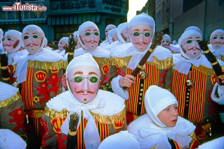 Le maschere in cera denominate Gilles, sono una delle caratteristiche più famose  dello storico Carnevale di Binche in Belgio - © Pecold / Shutterstock.com