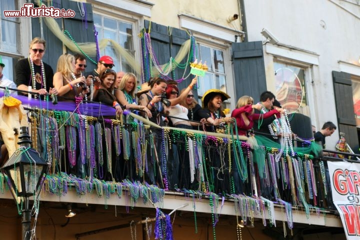 Mardi Gras al Carnevale di New Orleans USA. Un balcone nel quartiere storico (French Quarter) dove si trova la celebre Barbour Street. In realtà le parate si tengono nelle vie più moderne della città, dato che le strette strade della parte storica sono troppe esigue per gli spettacoli - © gary yim / Shutterstock.com