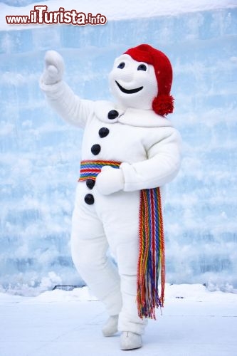La tipica Maschera Bonhomme Carnaval, sicuramente l'emblema del Carnevale del Quebec, il piu famoso del Canada. La mascotte raffigura un pupazzo di neve, ed in effetti questo è uno dei carnevali più freddi e nevosi del mondo  - © Maridav / Shutterstock.com