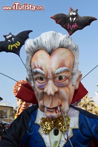 Dallo scorso anno, oltre che Berlusconi e gli altri politici italiani, anche il Senatore a Vita e Presidente Monti, viene incluso tra le satire politche dei carri allegorici del Carnevale di Viareggio. In questa raffigurazione Monti appare ritratto come un vampiro che succhia il sangue agli italiani, grazie alla famigerata tassa IMU - © m.bonotto / Shutterstock.com