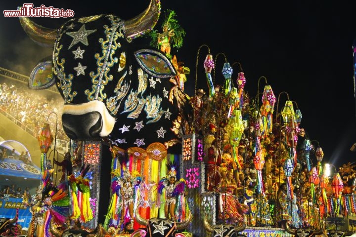 Dentro al Sambodromo sfilano anche dei carri riccamente decorati, che rendono ancor più suggestivo il mitico Carnevale di Rio de Janeiro - © Leanne Vorrias / Shutterstock.com