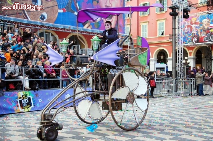 Uno strano carro al Carnevale di Nizza in Francia, a pochi chilometri dal confine con l'Italia. Uno dei momenti salienti di questo carnevale è la cossiddetta Battaglia dei Fiori (Bataille de Fleurs), un tradizionale lancio di coloratissimi e profumatissimi fiori della Costa Azzurra- © MagSpace / Shutterstock.com