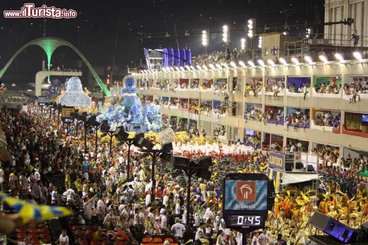 Il Carnevale di Rio de Janeiro: nel cuore del Sambodromo, il luogo più scatenato del Brasile. E' qui che le scuole di samba si sfidano in musiche, coreografie e danze, in un caleidoscopico spettacolo che coinvolge e travolge tutti in una festa sfrenata - © gary yim / Shutterstock.com