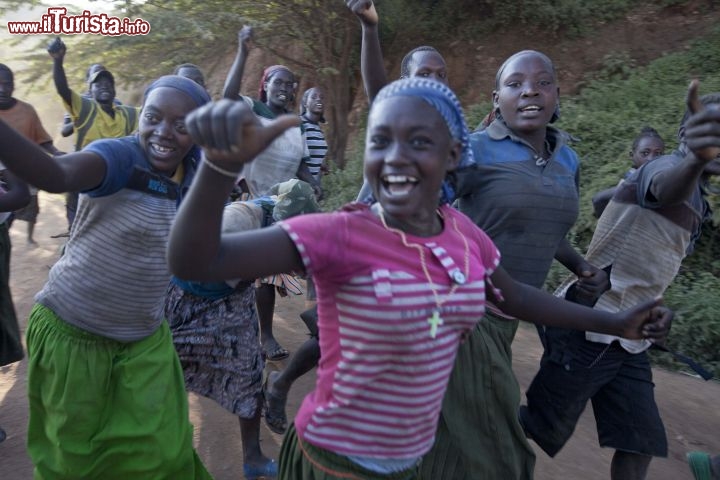 Immagine Strada per Konso, la gente è esultante