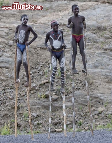 Immagine Ragazzi sui trampoli sulla strada per Jinka