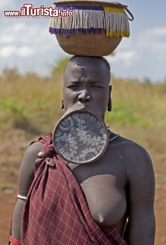 Immagine I Mursi donna col piattello al labbro inferiore