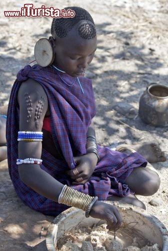 Immagine Giovane ragazza Mursi col piattello sul lobo dell' orecchio