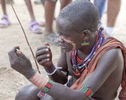 Giovane allo specchio dopo il trucco