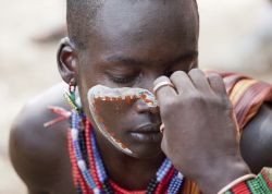 Il trucco di un giovane
