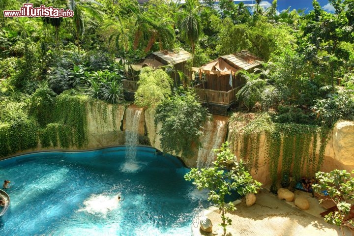 Le cascate che si trovano sotto all'Adventure Lodge - © www.tropical-islands.de