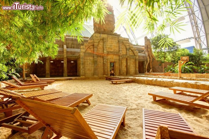 Tropical island: una ricostruzione del tempio cambogiano di Angkor Wat, in versione SPA - © www.tropical-islands.de