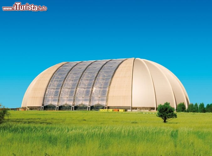 L'Hangar tropical island venne costruito a circa metòà degli anni '90. E' lungo oltre 300 metri, largo 230 m e tocca ben 106 metri di altezza nel punto sommitale - © www.tropical-islands.de