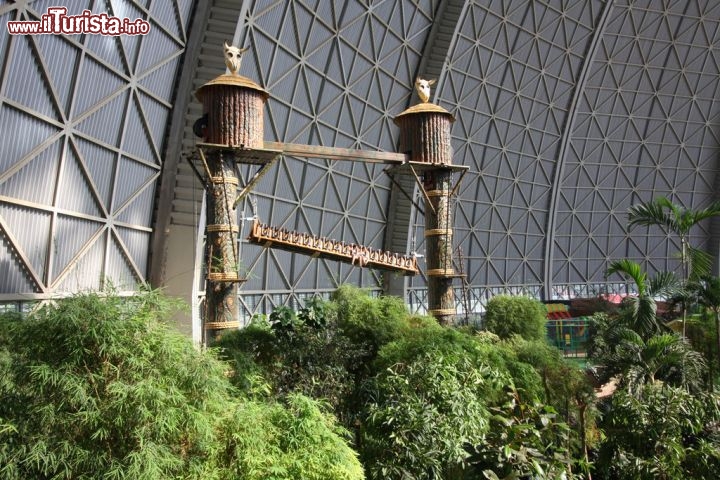 L'african Jungle Lift a Tropical islands, da dove si ammira un fantastico panorama del parco tropicale indoor - © www.tropical-islands.de