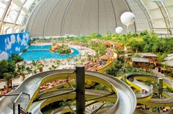 il parco acquatico di Tropical islands si trova ...