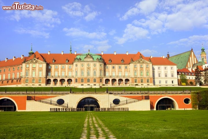 Il Castello Reale di Varsavia, in Polonia - Da sempre Varsavia ha vissuto una rivalità istituzionale con Cracovia, ma dalla fine del 16° secolo la città  fu scelta come capitale del Regno di Polonia. Il castello fu quindi trasformato da architetti italiani nel magnifico complesso che possiamo ammirare anche oggi. Il castello odierno però nasce dalla meticolosa ricostruzione che lo ha fatto risorgere dalle ceneri della Varsavia della Seconda Guerra mondiale, dato che la residenza era stata rasa al suolo dei tedeschi nel 1944. Da non perdere la Torre di Sigismondo e gli appartamente reali. in quest'ultimi si trova la stanza del Canaletto, ma i paesaggi presenti non furono dipinti dal celebre pittore veneziano, bensì dal suo nipote Bernardo Bellotto  - © Artur Bogacki / Shutterstock.com