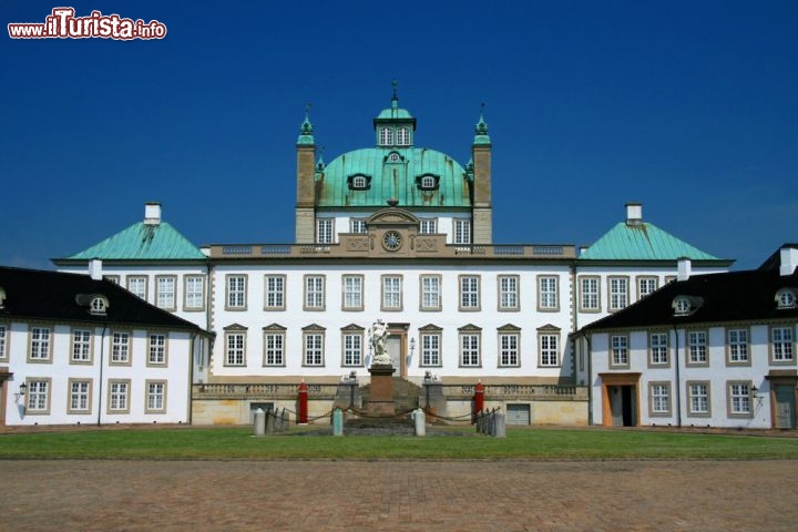 Il Castello di Fredensborg, in Danimarca - Posto sulla riva orientale del  Lago Esrum, il complesso di Fredensborg Slot rappresenta la residenza primaverile ed autunnale dei re di Danimarca, oltre che essere una delle sedi preferite per gli eventi che coinvolgono la famiglia reale danese. Venne costruito con stile barocco francese tra il 1720 e il 1726. Il palazzo ospita il più grande tra i giardini storici di tutta la Danimarca, di cui non dovete perdere il Nordmandsdalen, ovvero la valle degli uomini del nord, in cui si trovano una settantina di sculture di uomini norvegesi e delle isole Faroe  - © tomtsya / Shutterstock.com