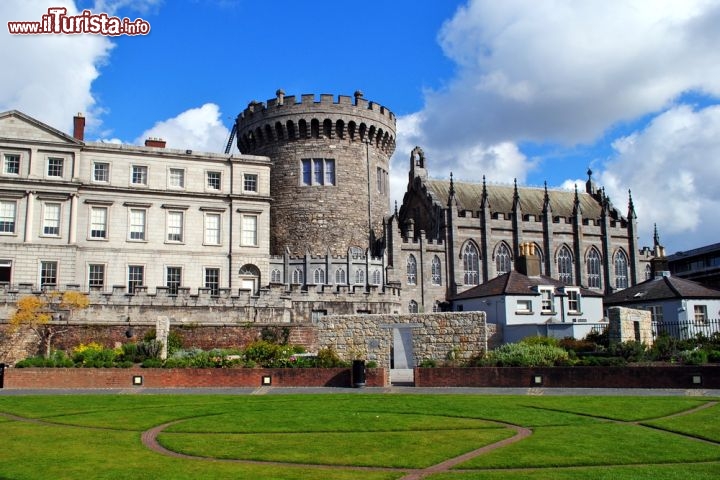 Castello reale di Dublino, in Irlanda  - La si potrebbe definire come la residenza reale meno amata del mondo, e dopo tutto come dare torto agli irlandesi che l'hanno sempre considerato come l'emblema del supruso britannico. Il castello venne costruito nel lontano 1204 per volontà di Re Giovanni d'Inghilterra, e all'epoca possedeva quattro imponenti bastioni, ma solamente uno è sopravvissuto ad un grave incendio che provocò gravi danni nel 1684. Durante la sua lunga storia ha funzionato anche come residenza reale. Fu solamente nel 1922, con la procamazione della Repubblica irlandese, che il castello divenne solamente un edifico storico d'ammirare, perdendo quel triste fascino che l'aveva accompagnato per secoli - © Matej Hudovernik / Shutterstock.com