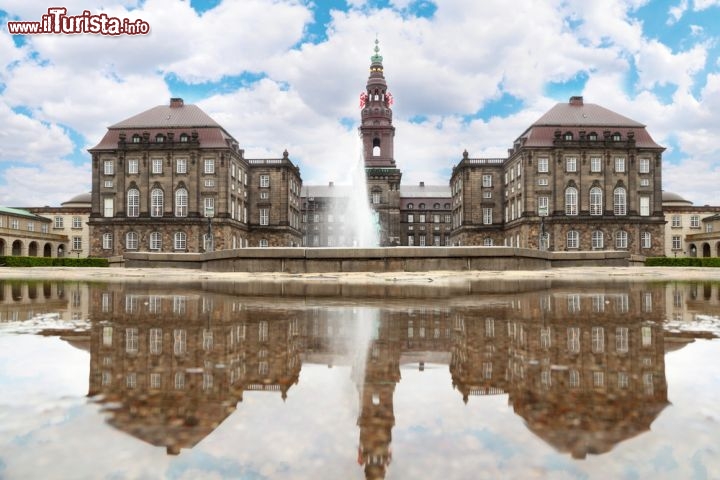 Christiansborg Palace la reggia di Copenhagen, in Danimarca - Qui i reali hanno vissuto per lungo tempo, ma il destino voleva un fato diverso per questo palazzo. Nel 1794 il palazzo reale venne distrutto in un grave incendio. Ricostruito, il secondo palazzo di Christiansborg subì lo stesso destino, distrutto da un incendio nel 1884. Quello che ammiriamo oggi è il terzo palazzo, in stile neo-barocco. oltre ad avere al suo interno delle stanze ad uso della Famiglia Reaele, il  Christiansborg Palace è l'unico esempio al mondo di struttura che ospita, nello stesso luogo, i 3 poteri statali: Legislativo, Esecutivo e Giudiziario. E' uno degli edifici da non perdere quando si visita la capitale Copenaghen - © Pavel L Photo and Video / Shutterstock.com