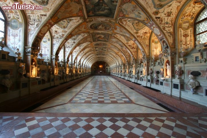 Dentro la Residenz a Monaco di Baviera, in Germania - La cosiddetta Münchner Residenz si trova nel cuore di Monaco di Baviera ed è stata dimora della famiglia reale dei Re di Baviera. Nell'immagine potete ammirare il capolavoro rinascimentale dell'Antiquarium, costruito tra il 1568 e il 1571 dagli architetti Wilhelm Egkl e Jacobo Strada. La visita del complesso, enorme richiede almeno una giornata di tempo. Da non perdere la Königsbau, la Camera del Tesoro, che ospita importanti pezzi unici, di grande valore storico ed artistico - © Yan Ke / Shutterstock.com