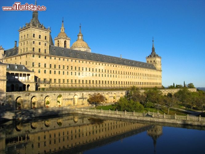 El Escorial la residenza reale vicino a Madrid, in Spagna - Una residenza reale ma anche un Monastero: San Lorenzo del Escorial, o semplicemnte El Escorial, venne eretto per volontà di Filippo II alla fine del 16° secolo, che lo scelse come residenza dei re di Spagna, ma anche come Pantheon reale. Impressionante la facciata del palazzo (che fu anche un monastero alla periferia di Madrid durante la sua costruzione, tra il 1563 ed il 1584) che si sviluppa su di un fronte di oltre 200 metri. Particolare la pianta del complesso, che ha la forma di una graticola, cosa spiegabile con la dedica a San Lorenzo, che venne appunto martirizzato al di sopra di una graticola in  ferro - Ulteriori informazioni: sito ufficiale -  © Alberto Loyo / Shutterstock.com