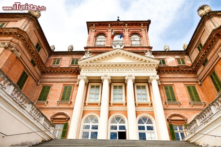 Entrata nel Castello Reale di Racconigi, vicino a Torino, in Italia - Questa splendida Residenza Sabauda si trova nella provincia di Cuneo e dal 1997 fa parte dei Patrimoni Mondiali dell'Umanità dell'UNESCO. la sua storia è piuttosto lunga, e anche se il suo aspetto attuale dipende dall'ultimo restauro del 1832, voluto da re Carlo Alberto, qui a Racconigi era presente una fortezza già nell'11° secolo, Il passaggio da castello a reggia avvenne per volontà di Emanuele Filiberto, che incaricò nel 1676 Guarino Guarini  della sua trasformazione in una residenza degna di un re, prima della definitiva consacrazione a sede delle Reali VIlleggiature nel 19° secolo - © PerseoMedusa / Shutterstock.com