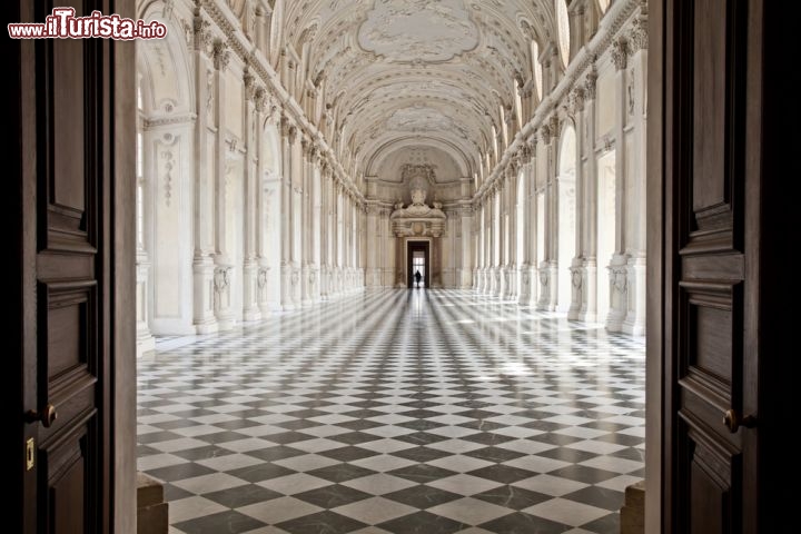 La Galleria Grande nella Reggia di Venaria Reale, nei dintorni di Torino, Italia - E' sicuramente una delle più belle residenze sabaude, che venne completata nella seconda metà del 17° secolo. Il nome indica lo scopo di questa residenza reale, che per la sua posizione a Venaria, lontana da Torino, era stata pensata come reggia adatta alle battute di caccia, una passione di Carlo Emanuele II. La Galleria Grande viene spesso indicata, in modo erroneo, con il nome di Galleria di Diana, e la sua elegante linea si deve alla ristrutturazione operata dall'architetto Michelangelo Garove. Entrata tra i Patrimoni dell'UNESCO nel 1998, la reggia versava quasi in uno stato di abbandono. ma grazie ai nuovi fondi il restauro è stato ultimato nel 2007 ed è oggi la Venaria Reale è una delle dimore reali più spettacolari dell'Italia - Ulteriori informazioni: sito ufficiale - © PerseoMedusa / Shutterstock.com

