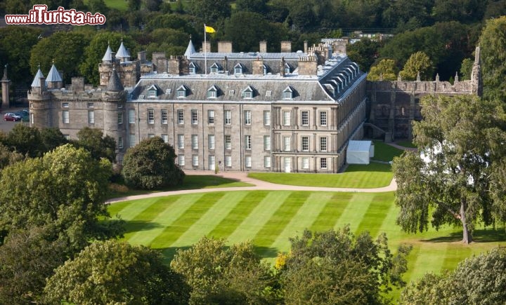 Holyrood Palace a Edimburgo, in Scozia - E' la residenza ufficiale della Regina d'Inghilterra in Scozia, e si trova nella storica città di Edimburgo, al termine del cosiddetto Royal Mile, e cioè sul lato opposto al Castello di Edimburgo. Elisabetta II ama trascorrere qui il periodo di inizio estate, quando in Scozia le giornate sono più soleggiate e piuttosto lunghe. Holyrood Palace inizilmente era un monastero (1128) dove veninvano incoronati i re di Scozia. E' con il 16° secolo che Holyrood diviene un palazzo degno del nome e una residenza reale a tutti gli effetti. Da segnalare che la reggia è aperta al pubblico solamente quando nessun esponente della famiglia reale è presente a palazzo - © Brendan Howard / Shutterstock.com