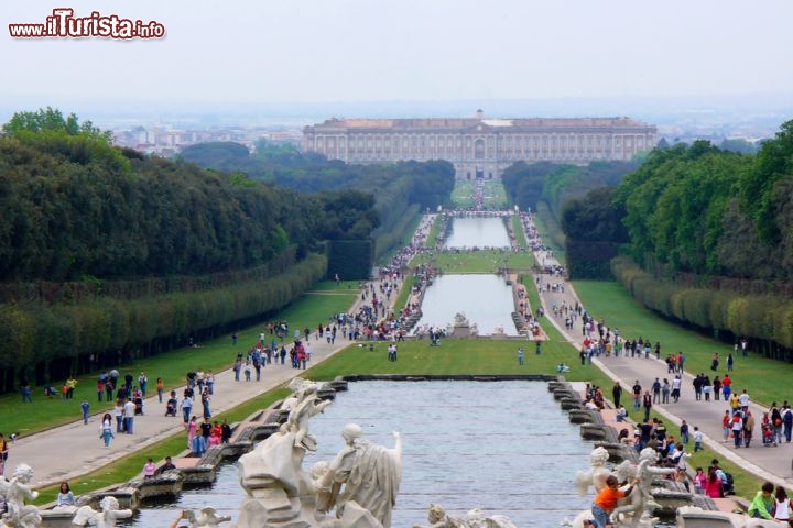 I giardini e la Reggia di Caserta in Campania, Italia -  Niente da ridire sul gusto della casa reale dei Borboni, che hanno creato nel 18° secolo la più grande dimora reale di tutto il mondo. Questo ambizioso progetto, di creare una ancora più grande "Versailles napoletana" si deve a Carlo di Borbone che lanciò i lavori nel 1752, afidandoli alla direzione di Luigi Vanvitelli. L'opera però fu completata quasi un secolo più tardi, e fu scelta Caserta anzichè Napoli in quanto il sovrano cercava un pò di tranquillità rispetto al tipico caos partenopeo. Il Palazzo è impressionante, con una superficie occupata di poco meno di 50.000 metri quadri, e vanta 1.200 stanze e ben 1.790 finestre. I giardini all'italiana non hanno minore impatto visivo, con una lunghezza di 3 km ed una superficie complessiva di 120 ettari, con una serie di fontane monumentali - Ulteriori informazioni: sito ufficiale   - © Armando Iozzi / Shutterstock.com