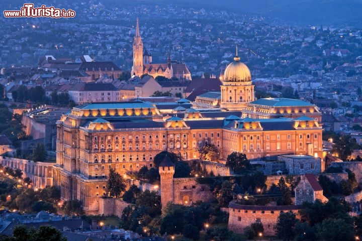 Il Castello di Buda, a Budapest, in Ungheria - il danubio separa Buda e Pest, ma i re ungheresi scelsero Budai Vár come sede del loro Palazzo Reale.  Luogo magnifico fa parte dal 1987 dei Patrimoni dell'Umanità dell'UNESCO. Una fortezza qui era presente già a metà del 13° secolo, ma le parti più antiche che possiamo ammirare oggi risalgono ad un secolo più tardi, grazie alle trasformazioni operate dal Re Sigismondo. Il grande complesso include molti palazzi e la sua visita richiede parecchio tempo, anche più giorni se volete vedere tutto con una certa attenzione .Tra le parti più famose del complesso ricordiamo il cosidetto Palazzo Fresco e il Palazzo Barocco - © Lisa S. / Shutterstock.com