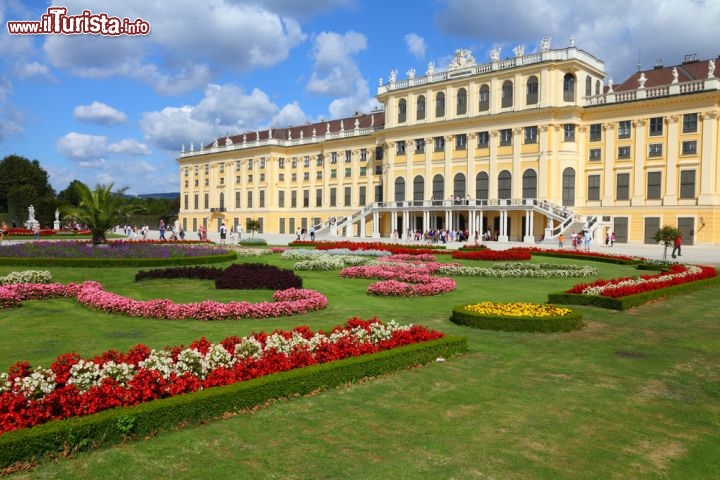 Il palazzo di Schoenbrunn a Vienna, in Austria - Posto a dovest del centro di Wien, il castello è stato per quasi due secoli la residenza degli Asburgo, sorta nei pressi di una "bella sorgente" cioè una "schön brunn" che fu scoperta dall'Imperatore Mattia, durante una battuta di caccia. ma il palazzo relae sorse circa 70 anni più tardi, prima per il volere di Leopoldo I e successivamente Carlo VI e la figlia Maria Teresa d'Austria che portò a compimento, in modo mirabile, l'opera in stile rococò austriaco. Oggi Schoenbrunn, oltre alle sue raffinate architetture ha tantissimo da offire ai turisti, dai grandi e magnifici giardini, vero polmone verde di VIenna, alle grandi serre e lo storico zoo, forse il più antico del mondo - © Tupungato / Shutterstock.com