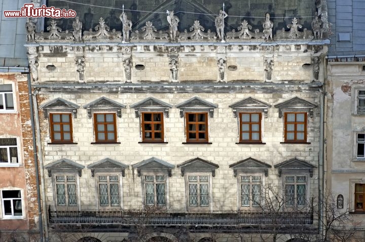 Korniakt Palace a Leopoli (Lviv), in Ucraina - Questo storico palazzo ucraino non nacque come una reggia: il palazzo rinascimentale, completato nel 1580 era stato inizialmente commissionato da un ricco mercante, che aveva incaricato un noto architetto dell'epoca, Piotr Barbon. Il primo re che visse in questo palazzo fu Ladislao IV di Polonia, poi fu la volta di Giovanni III di Polonia (Jan Sobieski) che transitava di qui quando veniva in visita nelle terre ucraine. Fu proprio sotto il suo regno che il Korniakt Palace raggiunse il suo massimo splendore. Da non perdere le camere reali che fanno parte del Museo di Storia di Leopoli, e presentano pregevoli mobili in stile rococò, orologi antichi e una collezione di medaglioni - © Dmitrydesign / Shutterstock.com