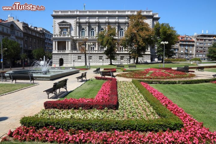 L'Old Palace di Belgrado, la capitale della Serbia - Stari Dvor non ha una storia lunga da raccontare, in quanto fu un opera costruita alla fine del periodo di governo della Casata degli Obrenović, la famiglia reale che regnò in Serbia nel 19° secolo. Il palazzo venne eretto tra il 1882 ed il 1884, sotto la direzione di Aleksandar Bugarski, con la volontà di diventare il palazzo più importante mai costruito in Serbia, ma i suoi fasti durarono poco: nel 1903 il re Alessandro I e la sua consorte venno uccisi in questo palazzo durante un colpo di stato. Soppiantato dal Palazzo Nuovo (Novi Dvor), oggi Stari Dvor è sede dell'Assemblea Cittadina - © Tupungato / Shutterstock.com