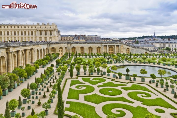 L'Orangerie a sud del Palazzo di Versailles, vicino a Parigi in Francia - Quello che in Francia è chiamato con il nome di Château de Versailles, è sicuramente una delle Reggie più belle del mondo, soprattutto per i suoi magnifici giardini, che ancor oggi riscuotono un enorme successo di pubblico, con oltre 6 milioni di visitatori ogni anno. Nel 2012 il complesso è stato inserito tra i Patrimoni dell'Umanità dell'UNESCO. L'Orangerie di Versailles venne modificata nel suo aspetto attuale nel 1674, grazie all'intervento di Jules Hardouin-Mansart , ed ancora oggi sorprende i turisti per la cura geometrica degli spazi, con le piante di arance e limoni, dentro a dei vasi che creano una particolare suggestione geometrica. La collocazione degli agrumi nei vasi consentiva di riparali durante la stagione invernale - Ulteriori informazioni: sito ufficiale - © Kiev.Victor / Shutterstock.com