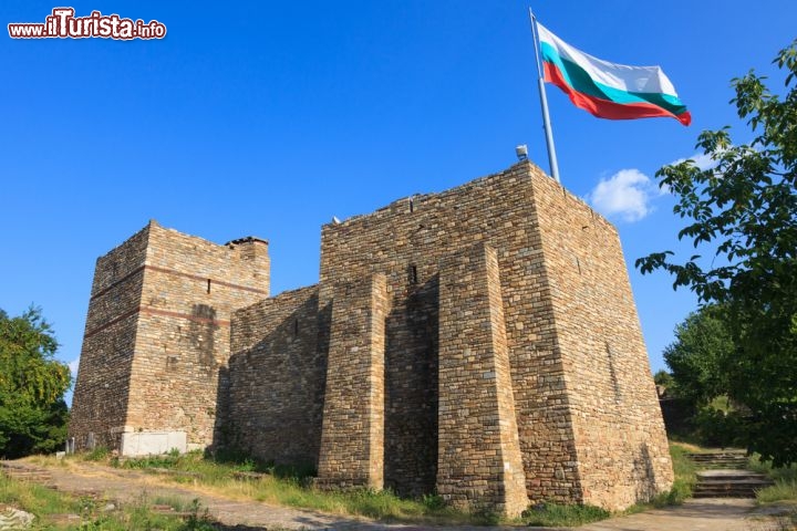 Palazzo Reale di Tsarevets, Veliko Turnovo in Bulgaria - E' una reggia antichissima, di epoca medievale, una delle mete turistiche più popolari della Bulgaria. Si trova nei pressi della storica città di Veliko Turnovo, posta nel nord della Bulgaria in una area già abitata più di 4.000 anni fa. Fu qui che si stabilì la capitale del Secondo impero Bulgaro, che dominò le coste orientali del Mar Nero dal 1185 fino al 1396. i visitatori oggi vengono accolti dalle imponenti mura, spesse poco meno di 4 metri, che erano servite da 3 porte, di cui oggi ne possiamo ammirare solamente due. Durante la visita potete poi andare a vedere la Roccia delle Esecuzioni, posta su di una rupe sulla punta settentrionale della fortezza, dove i condannati venivano uccisi e gettati nel sottostante fiume Yantra - © Nickolay Stanev / Shutterstock.com