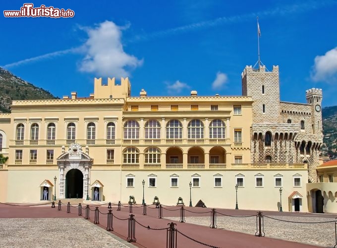 Palazzo dei Principi di Monaco -  il Principato di Monaco nacque dapprima come una fortezza genovese, ma alla fine del 13°secolo divenne proprietà della famiglia Grimaldi che lo possiede attualmente. L'edificio ha subito varie modifiche durante la sua storia e possiede quindi una forma asimmetrica, frutto dei vari periodi e delle alterne fortune della famiglia che lo ha governato per circa 700 anni. Il palazzo si erge su di un promontorio roccioso, con falesie ripide sul mare che servivano a meglio proteggerlo e che oggi rendono la fortezza piottosto fotogenica. I turisti vengono di solito a vedere il cambio della guardia, ma anche gli interessanti Appartamenti di Stato, e le particolari mostre di Oggetti Napoleonici e la collezione di Auto Storiche tanto amate dal Principe Ranieri III, il padre dell'attuale reggento Alberto II di Monaco - © Veniamin Kraskov / Shutterstock.com