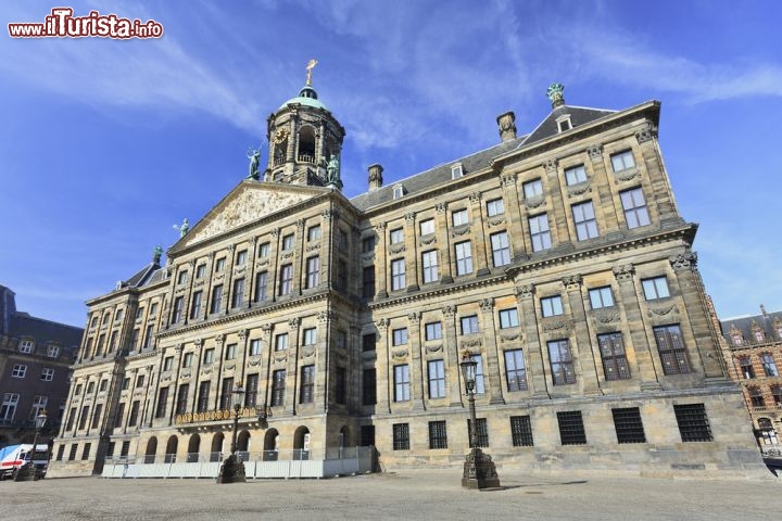 Palazzo reale di Amsterdam, in Olanda - Il cosiddetto Koninklijk Paleis  domina la Piazza Dam della capitale dei Paesi Bassi. Inizialmente doveva essere la sede del Municipio di Amsterdam, ma poi la magnifica costruzione in barocco olandese fu trasformata in una reggia. Il progetto di Jacob van Campen fu concretizzato nel 1665, ma il passaggio a residenza reale avvenne sotto il regno di Luigi Bonaparte. Il palazzo dopo la fine di Napoleone tornò per un momento alla primitiva funzione, ma il trasferimento della capitale in Amsterdem suggerì a Guglielmo I dei Paesi Bassi di sceglerlo nuovamente come la reggia dei Principi di Orange. Attualmente è uno dei tre palazzi a disposizione della regina Beatrice dei Paesi Bassi - © TonyV3112 / Shutterstock.com